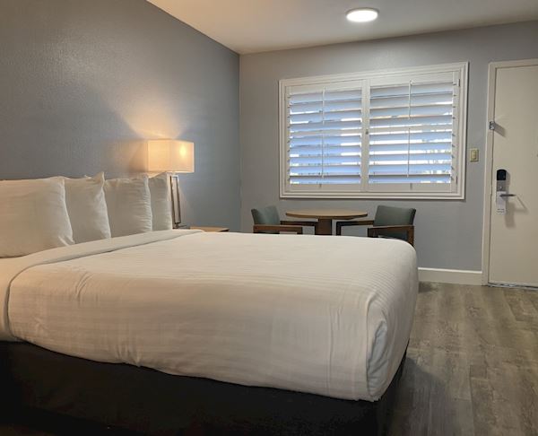 Vagabond Inn - San Luis Obispo Queen Bed