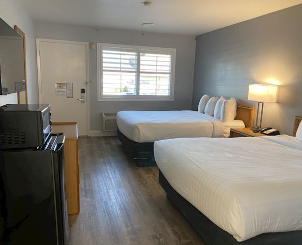 Vagabond Inn - San Luis Obispo ADA Accessible 2 Queen Beds