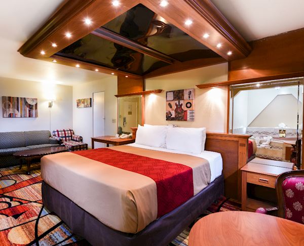 Vagabond Inn - Long Beach King Bed Suite