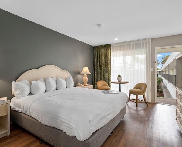 Vagabond Inn - Ventura Two Rooms Suite, King, Bunk beds, 2 TVs