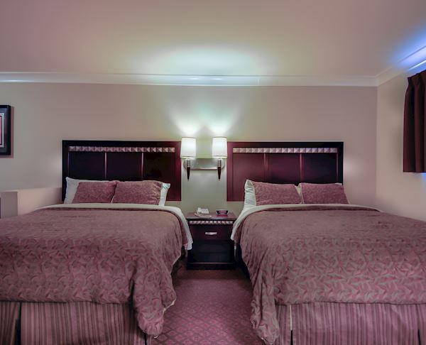 Vagabond Inn - Whittier Two Queen Beds
